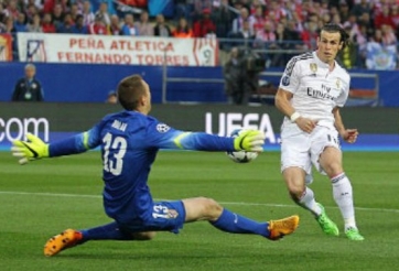 VIDEO: Bale bỏ lỡ cơ hội ngon ăn trong tình huống đối mặt