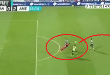 VIDEO: Thủ môn bay người như Neuer phá bóng kiến tạo cho đối phương ghi bàn