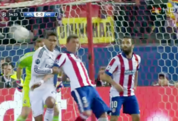 VIDEO: Trọng tài bỏ qua 2 quả pen đầy tranh cãi của Atletico