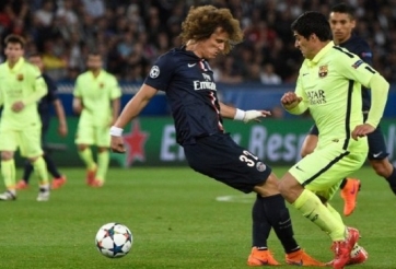 VIDEO: 2 lần David Luiz 'tẽn tò' vì bị Suarez xỏ háng