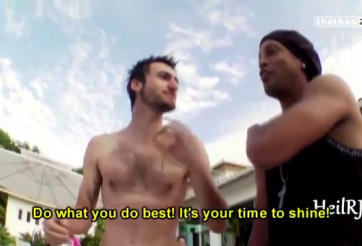 VIDEO: Ronaldinho trổ tài sút bóng trúng đầu phóng viên