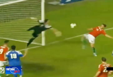 VIDEO: Pha bóng 'ăn cắp trứng gà' hiếm có của 1 thủ môn