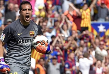 VIDEO: Thủ thành Bravo xuất sắc bắt gọn cú sút penalty của cầu thủ Valencia