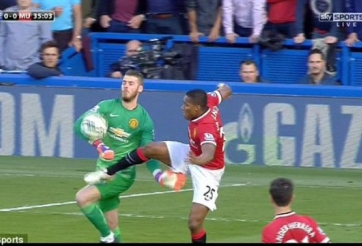 VIDEO: Tình huống De Gea để bóng chạm tay ngoài vòng cấm