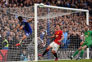 VIDEO: Xà ngang từ chối bàn thắng của Hazard ở khoảng cách... 1m