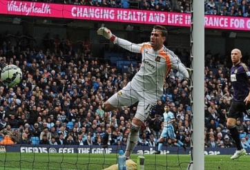 VIDEO: Pha phản lưới hy hữu của hậu vệ West Ham