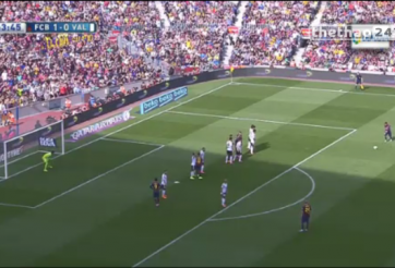 VIDEO: Tình huống Messi sút phạt trúng xà ngang khung thành Valencia