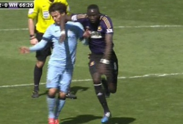 VIDEO: Tình huống Silva bị cầu thủ West Ham hạ knock-out ngay trên sân