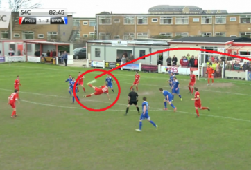 VIDEO: Pha bắt volley tuyệt đẹp từ ngoài vòng cấm của cầu thủ vô danh