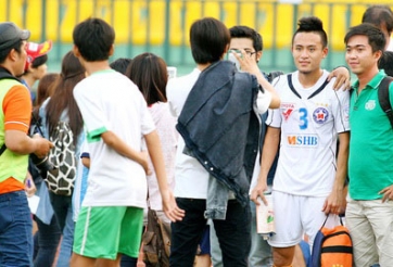 Người hâm mộ Cần Thơ 'quây' kín 2 tuyển thủ U23 Việt Nam