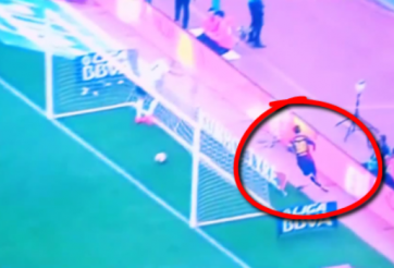 VIDEO: Messi ngã 'dập mặt' khi ăn mừng bàn thắng thứ 400 cho Barca