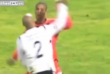 VIDEO: Màn đấu võ hài hước như đang tập bơi trên sân bóng