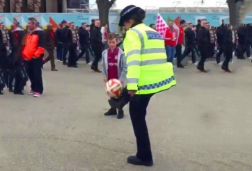 VIDEO: Nữ cảnh sát tại Anh thể hiện khả năng chơi bóng cùng những đứa trẻ