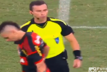 VIDEO: Trọng tài bị cầu thủ chơi khăm khi bắt tay sau trận đấu