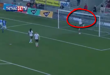 VIDEO: Pha đánh đầu kinh hoàng nhất từng thấy với... xà ngang khung thành