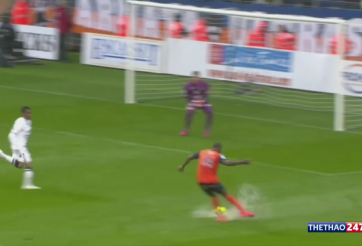 VIDEO: Tình huống hỏng ăn hy hữu vì sân như... mặt ruộng