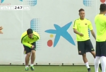 VIDEO: Neymar lên gối vào... Suarez trong buổi tập của Barcelona