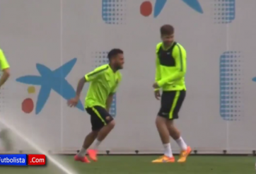 VIDEO: Gerard Pique đánh gót xâu kim Dani Alves trên sân tập