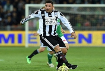 VIDEO: Tuyệt chiêu chuyền bóng không cần nhìn của Ronaldo béo dành cho Zidane