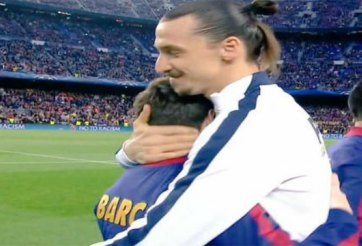 VIDEO: Ibrahimovic và Messi thân mật ở trận đấu Barca với PSG