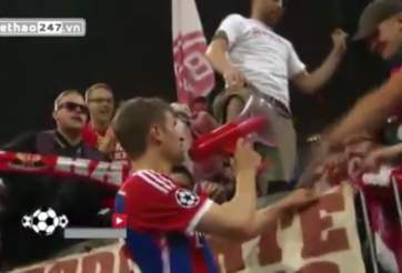VIDEO: Màn ăn mừng ấn tượng của các cầu thủ Bayern với CĐV sau chiến thắng