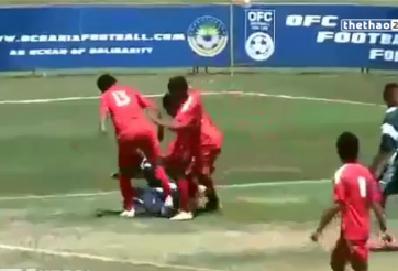 VIDEO: Cầu thủ bị hội đồng vì giữ bóng kiểu... ấp trứng