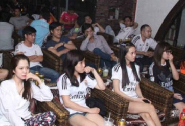 VIDEO: Fan nữ thức trắng đêm cổ vũ cho Real Madrid