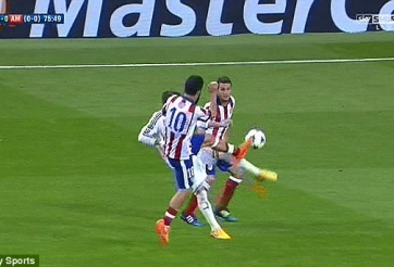 VIDEO: Chiếc thẻ đỏ đáng tiếc của nhạc trưởng Atletico