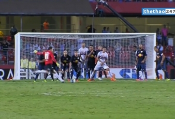 VIDEO: Thủ thành 42 tuổi người Brazil lại ghi bàn