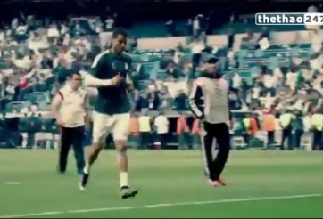 VIDEO: CR7 cởi áo 'đền' cho fan nhí