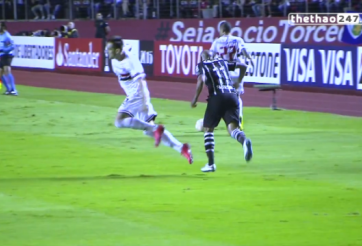 VIDEO: Nhận thẻ đỏ oan vì pha ăn vạ lãng xẹt của đối phương