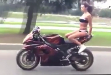 VIDEO: Người đẹp bikini 'diễn xiếc' cùng xe phân khối lớn