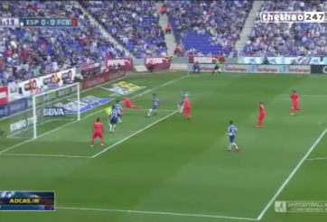 VIDEO: Suarez suýt mở tỷ số cho Barca sau cú đánh đầu cận thành