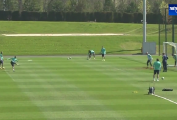 VIDEO: Fernandinho volley cháy lưới thủ thành Joe Hart