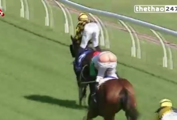 VIDEO: Thi đấu hăng quá... tụt cả quần