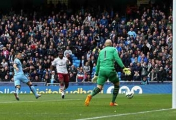 VIDEO: Tình huống xử lý bóng thảm họa của thủ môn Aston Villa