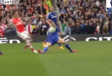 VIDEO: Cahill để bóng chạm tay trong vòng cấm, Arsenal mất oan 1 quả pen