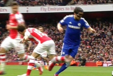 VIDEO: Tình huống nhận thẻ vàng vì lỗi ăn vạ của Fabregas