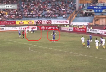 VIDEO: Tình huống hi hữu 2 trái bóng xuất hiện cùng lúc trên sân Hàng Đẫy