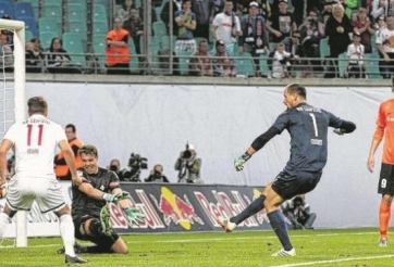 VIDEO: Ghi bàn ở những giây cuối cùng thủ môn trở thành người hùng