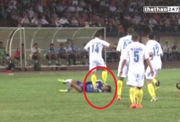 VIDEO: Cận cảnh tình huống Văn Sơn bị cầu thủ Hà Nội T&T giẫm lên mặt