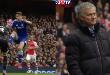 VIDEO: Nụ cười bí hiểm của HLV Mourinho sau tình huống Chelsea mất pen