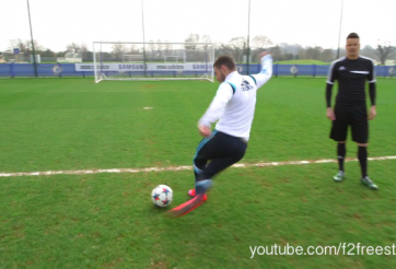 VIDEO: Eden Hazard trổ tài sút rabona trúng xà ngang