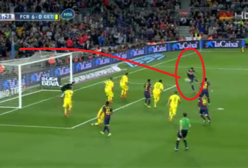 VIDEO: Pha đệm bóng vọt xà đáng tiếc của Suarez