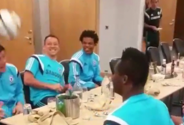 VIDEO: Xem các cầu thủ Chelsea làm xiếc với trái bóng trên bàn ăn