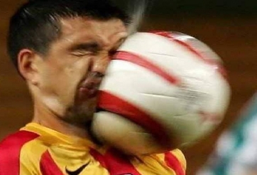 VIDEO: Chiêm ngưỡng tuyệt chiêu sút bóng 'double kill' cực đỉnh