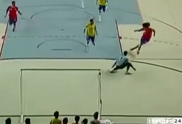 VIDEO: Pha đảo bóng ghi bàn khó tin trên sân Futsal