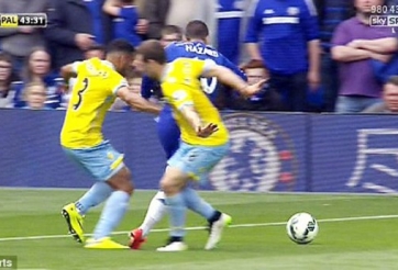 VIDEO: Eden Hazard ghi bàn thắng đầy tranh cãi từ chấm 11m