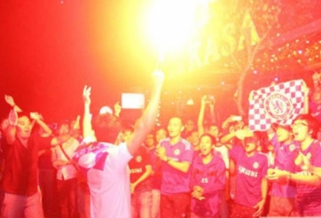 VIDEO: Fan Chelsea hò reo ăn mừng chức vô địch Premier League