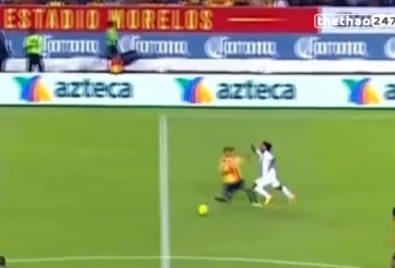 VIDEO: Đến Ronaldinho cũng có lúc 'xấu xí' thế này